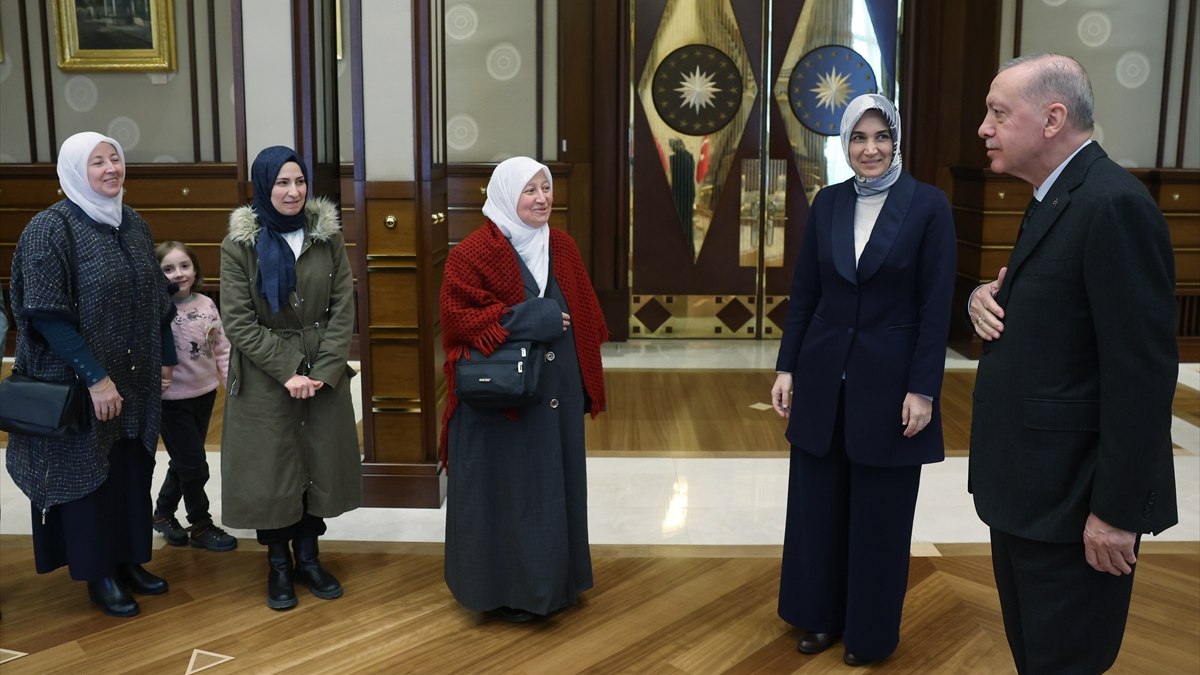 Cumhurbaşkanı Erdoğan, camilerin temizliğini yapan Sultan Bayat ve ailesini kabul etti