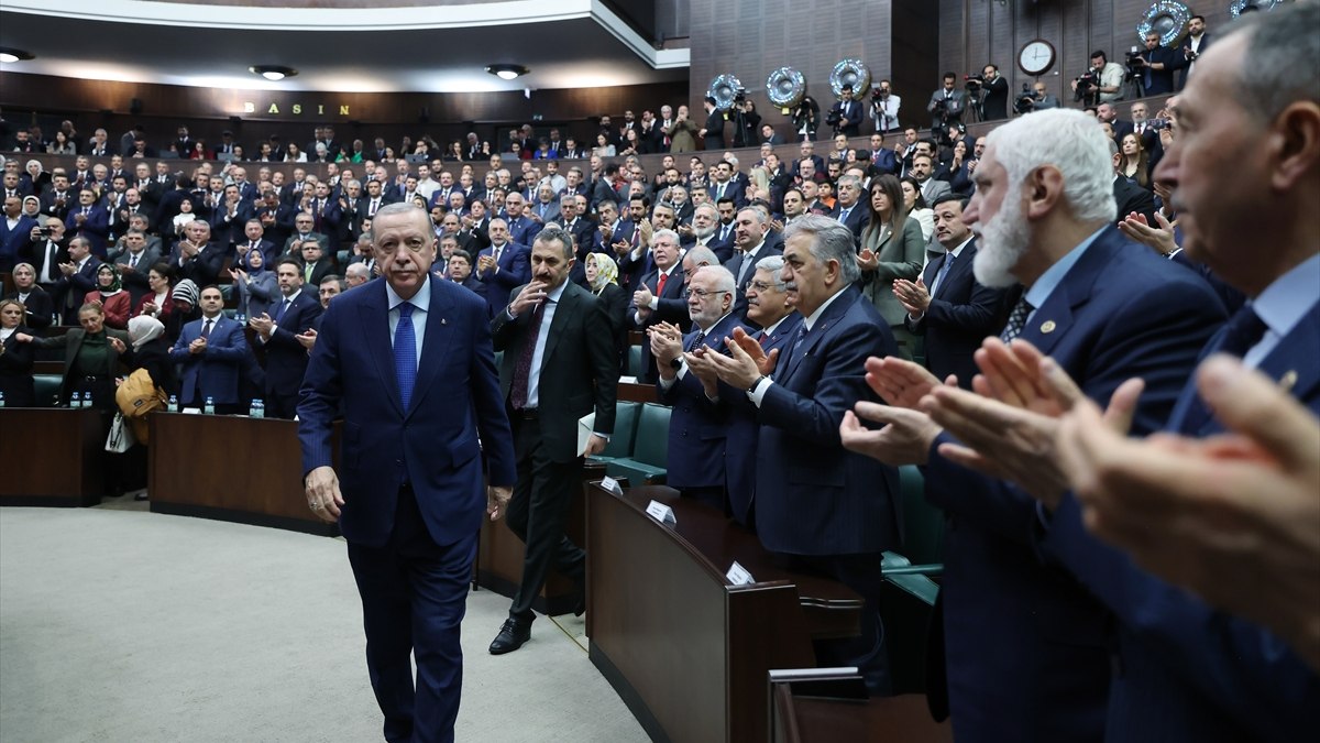 Cumhurbaşkanı Erdoğan’dan Özgür Özel’e kırmızı kart cevabı